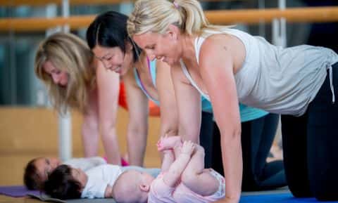 mamás haciendo yoga con sus bebés mamás haciendo yoga con sus bebés