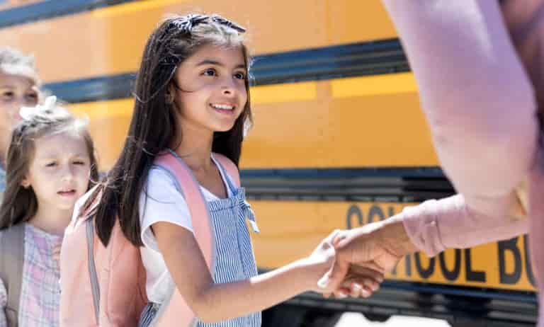 niña dando la mano